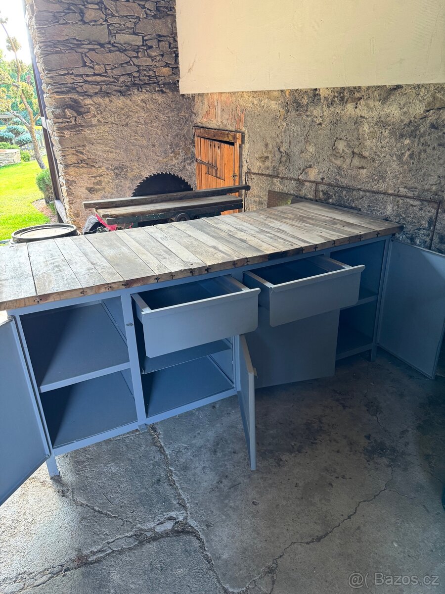 kovový ponk s dubovou deskou - 2