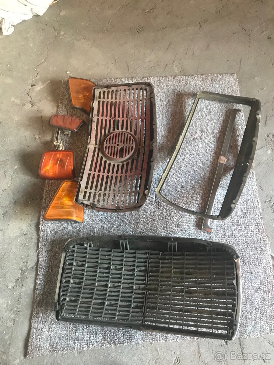 Mercedes Benz maska 300 D přední mřížka,blinkry - 2