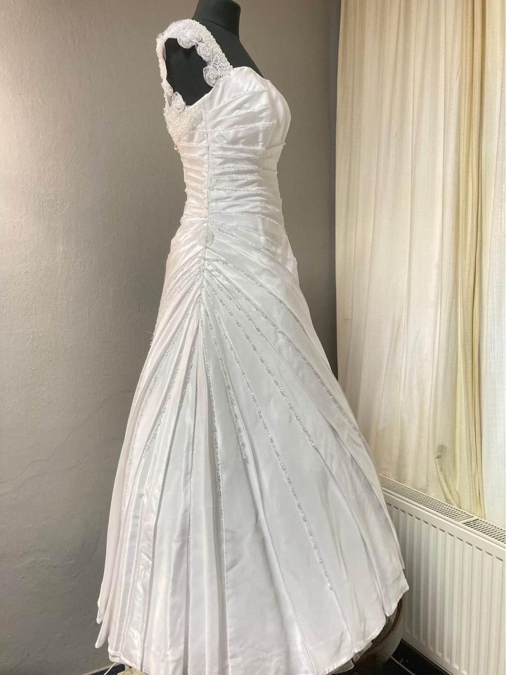 Levné svatební šaty vhodné i na věneček ve vel.38-40 - 2