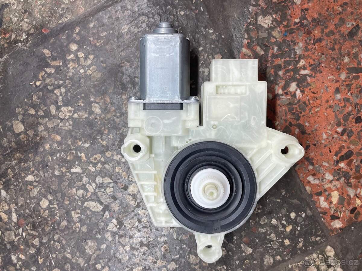 Pravý zadní motorek stahovačky Škoda Fabia 3, 6V0959812A - 2