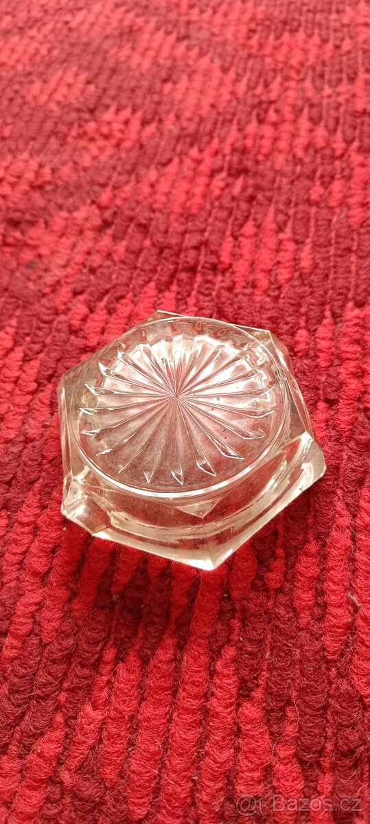 Malý skleněný broušený popelník - 2