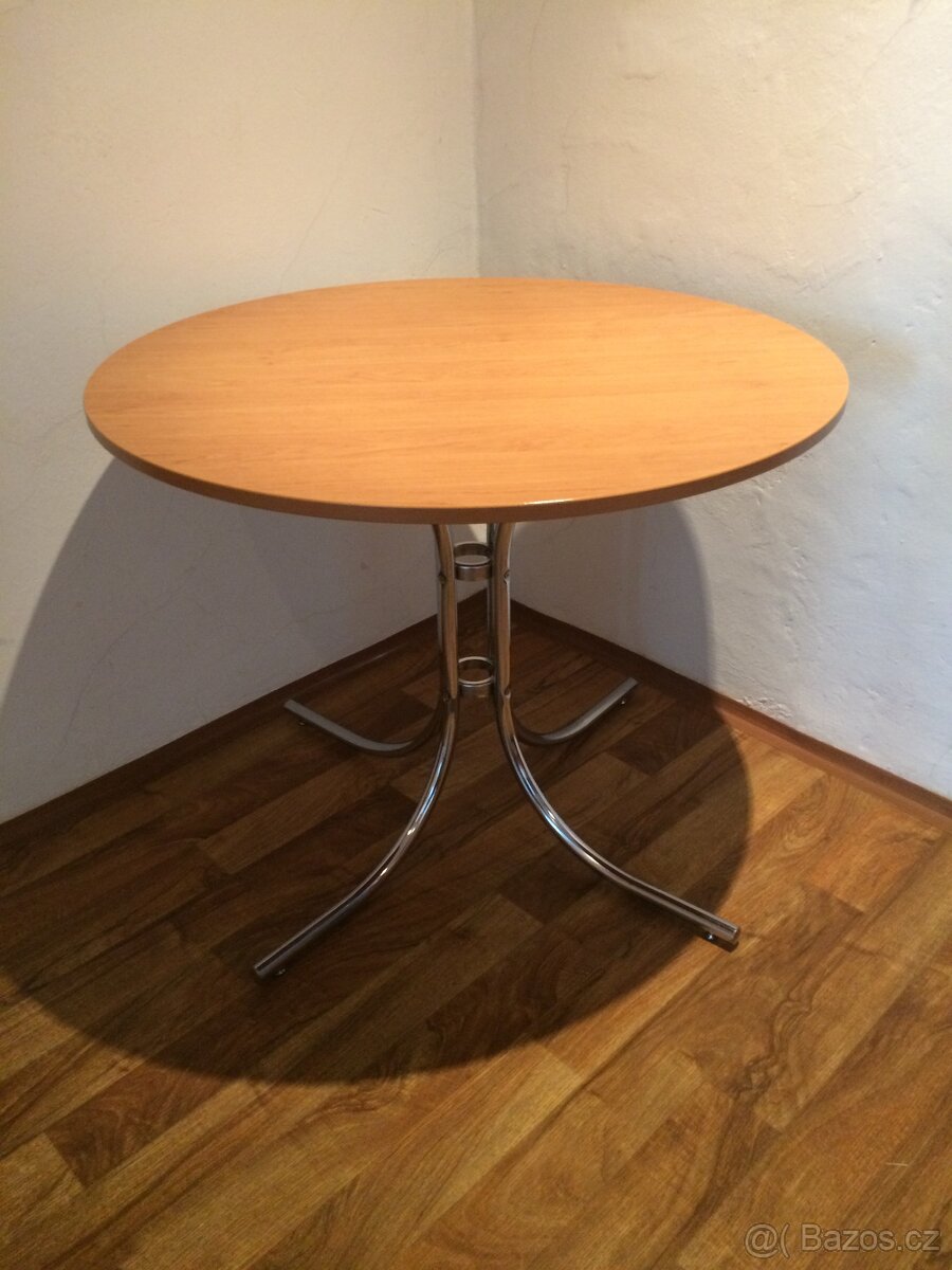 Kulatý jídelní stůl - 2
