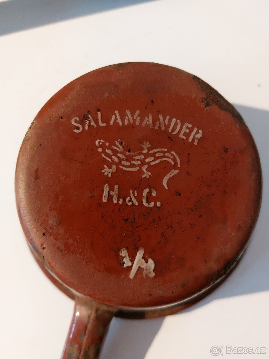 Staré nádobí a zátka. - 2