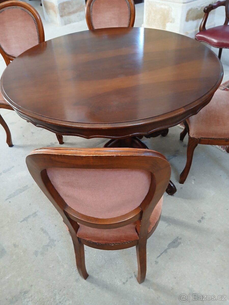 Prodám krásný starý jídelní stůl a čtyři židle. Veškerý náby - 2