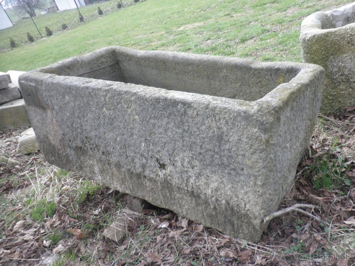 Velká stará kamenná žulová stírka kaménka napaječka koryto k - 2