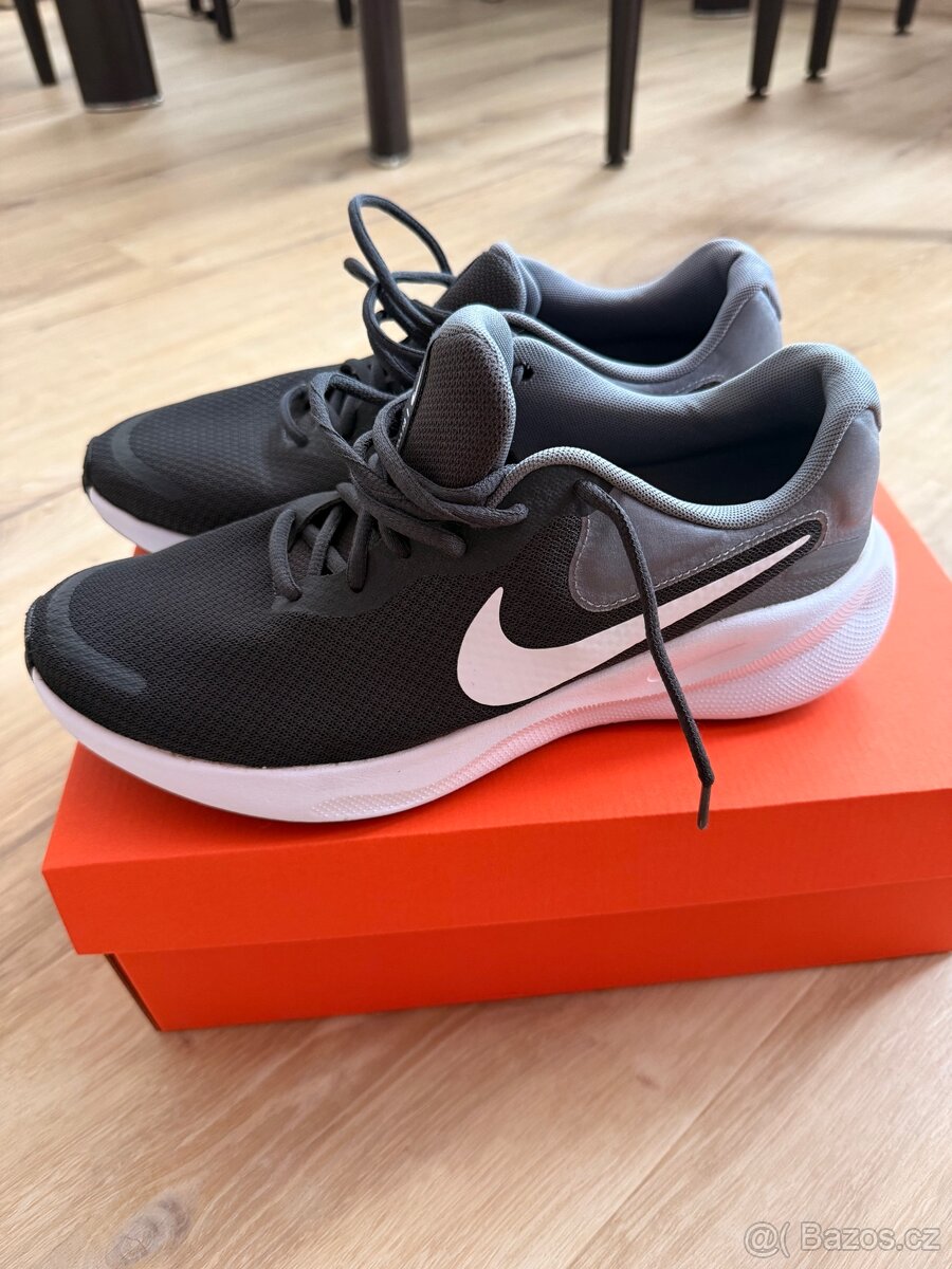 Nike Revolution 7.US 9,5. EUR 43 Nové - 2