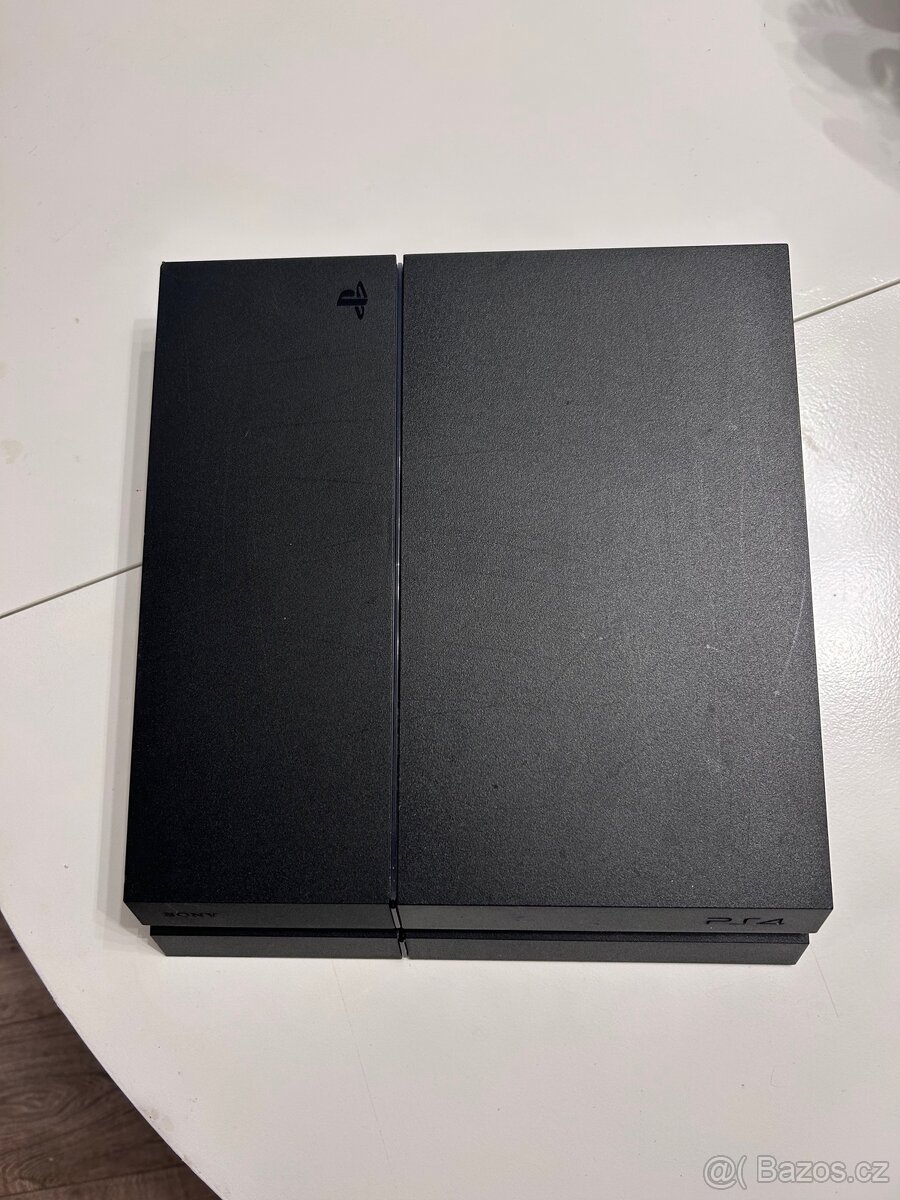 Prodám PlayStation 4 (PS4) - 2