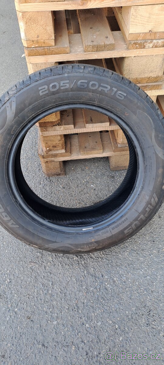 Pneu 205/60R16 - 2
