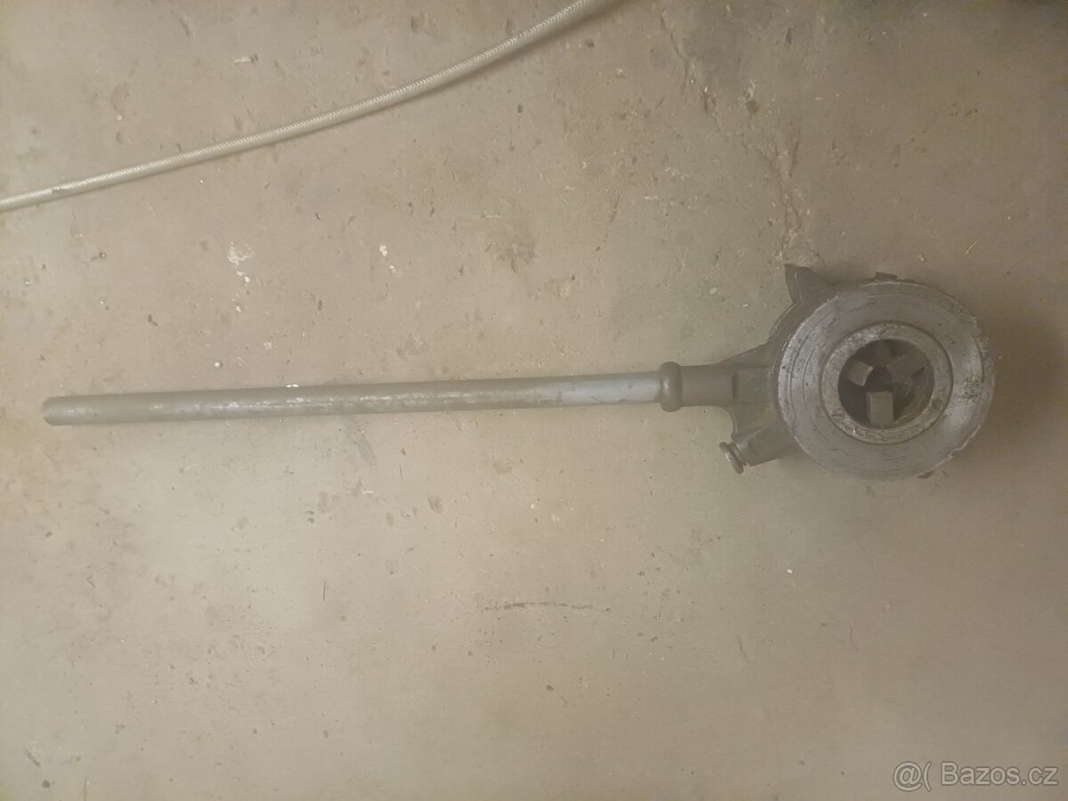 Závitnice na topenářské trubky. - 2