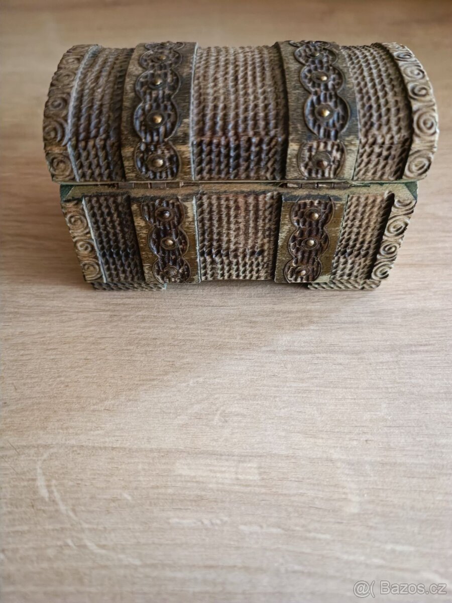 Pěkná dřevěná vyřezávaná šperkovnice - 2