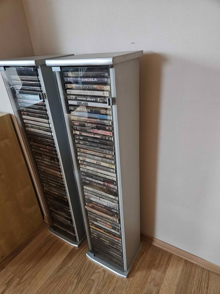 2x stojan na CD/DVD, hry - 2