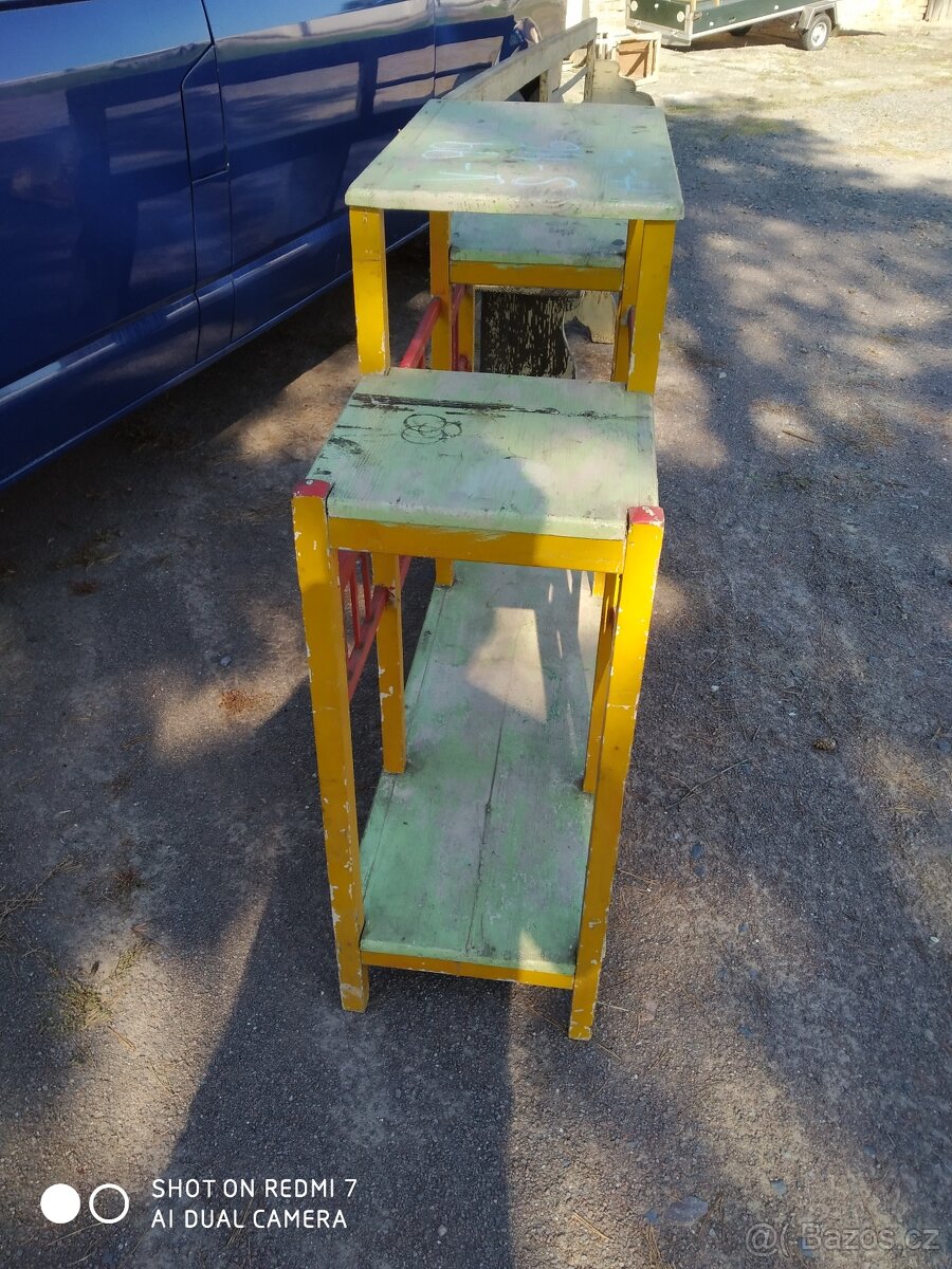 STARÝ KVĚTINOVÝ STOLEK. - 2