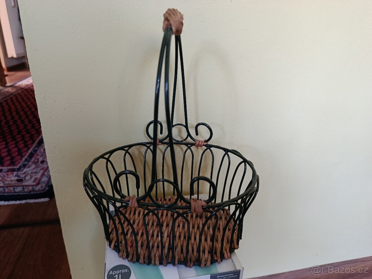 Dekorativní kovový koš s proutěným dnem - 2