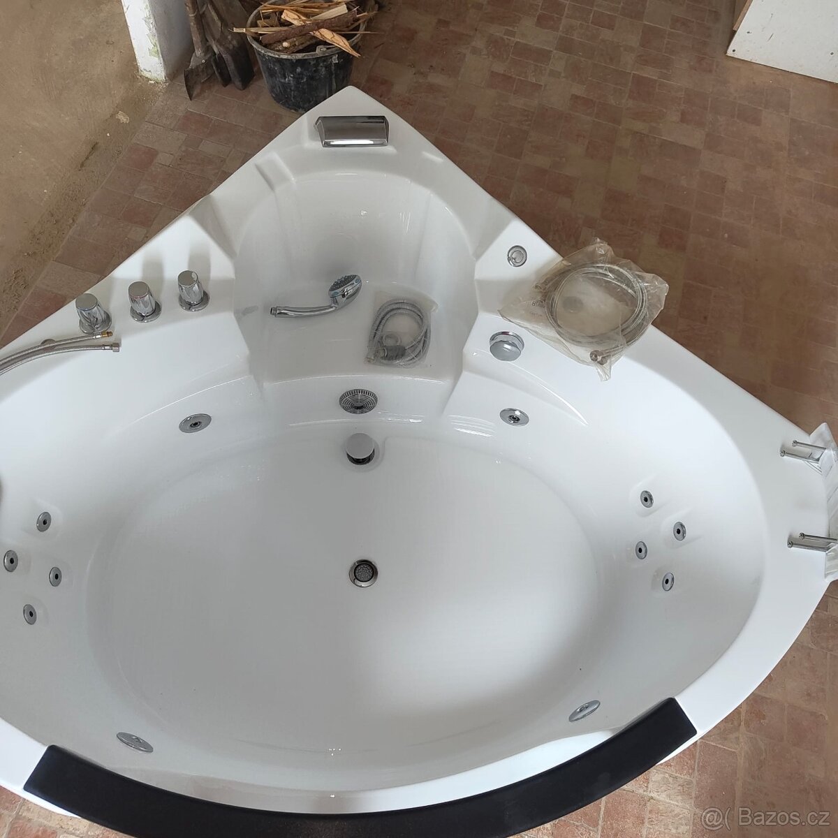 Velká hydromasážní vířivá vana - 2