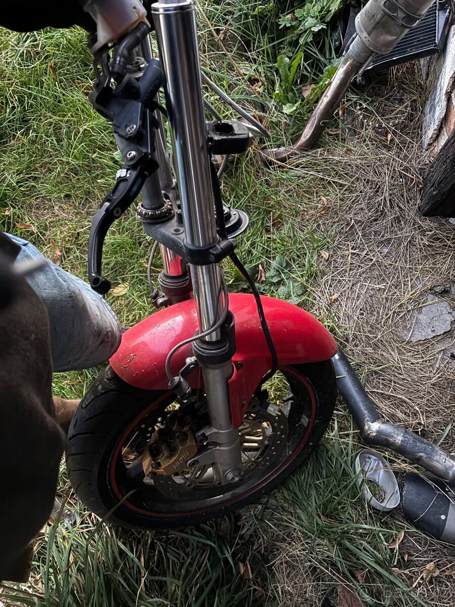 Podvozek na Honda VTR 1000F Firestorm - 2