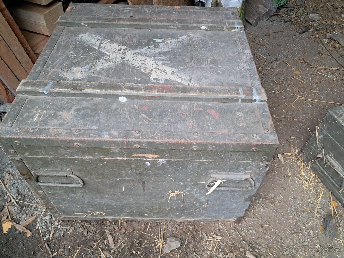 Vojenská bedna - 69x66cm, výška 48cm, dřevěná okovaná - 2