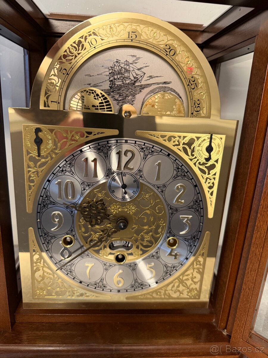 Krásný hodiny s zvonkohrou a datumem - 2