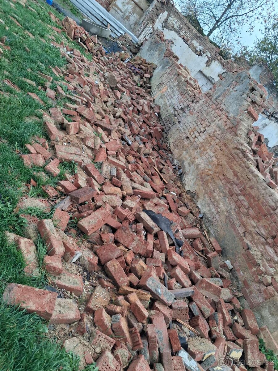 Daruji cihly za odvoz - 2