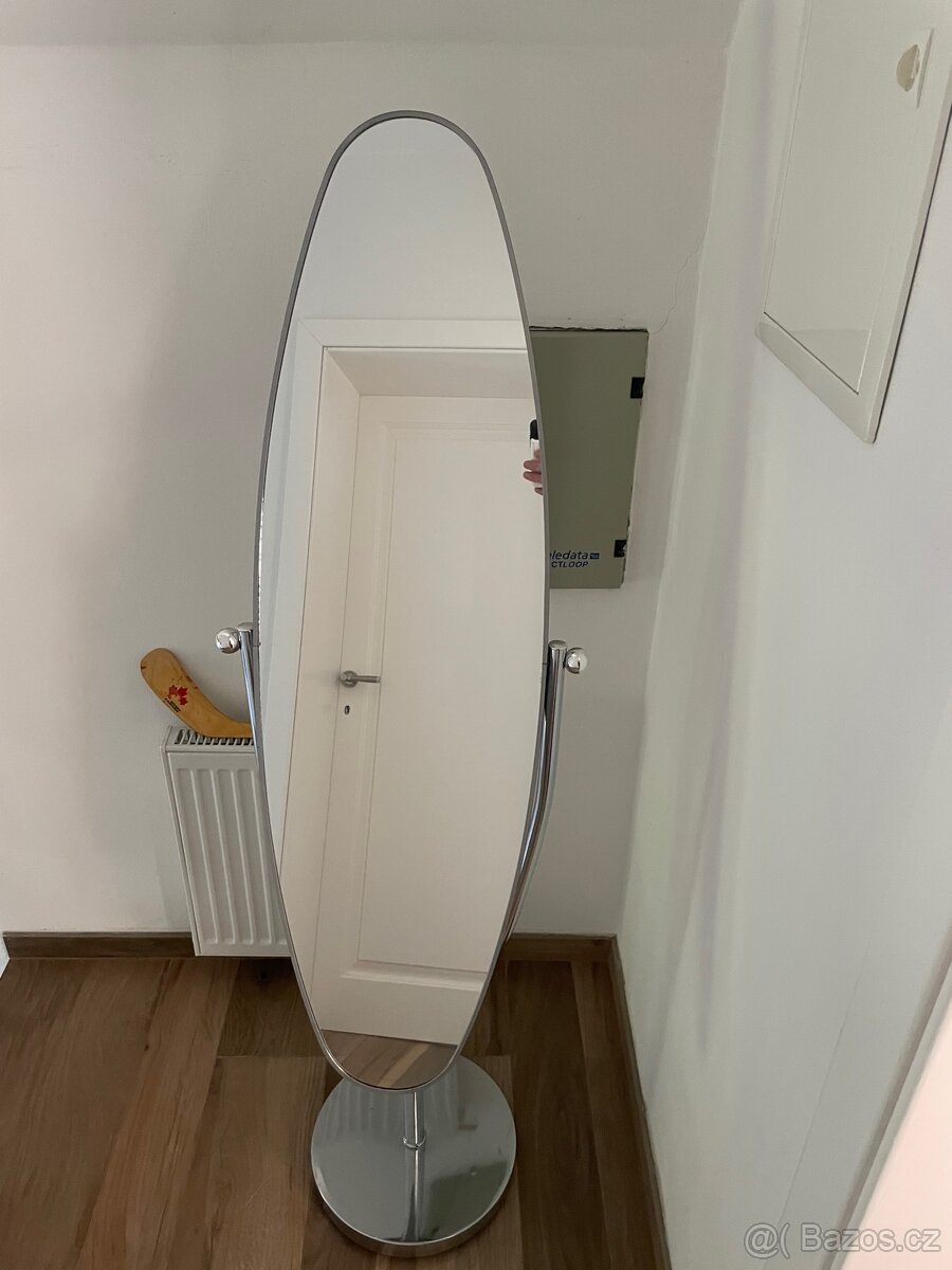 Zrcadlo v chromovém rámu na noze - 2