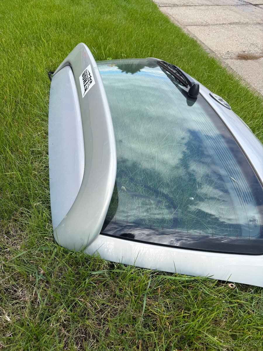 Páté dveře se spoilerem VW Golf IV kupé - 2