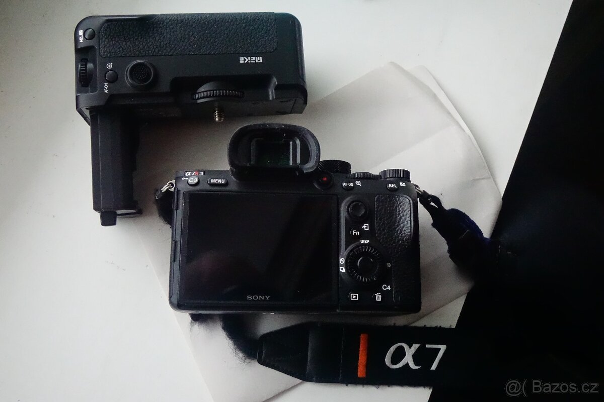 SONY A7R III-tělo+ GRIP MEIKE - 2