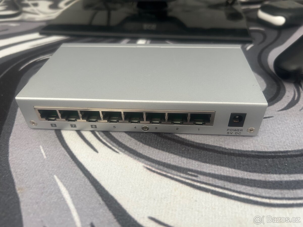 8portový switch.z - 2