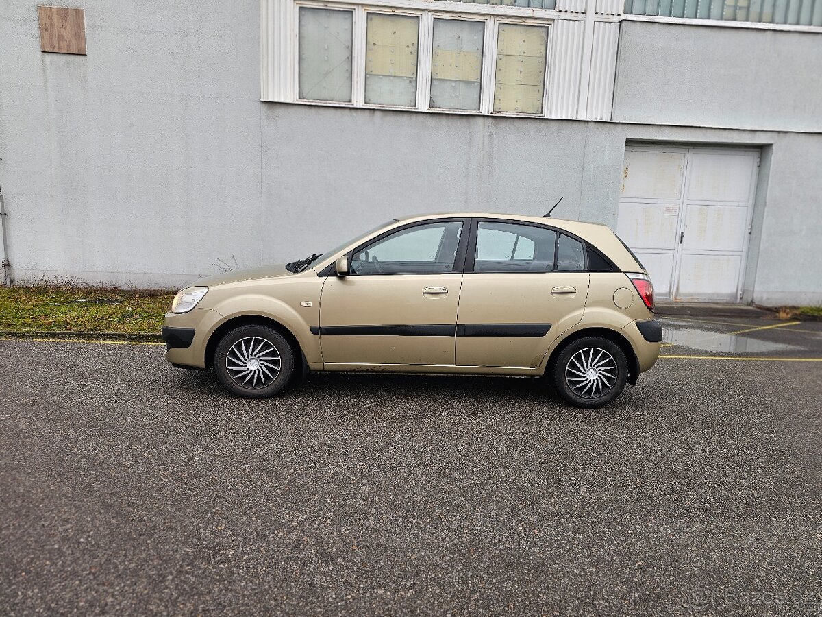 Kia Rio 1.4i, klima, tažné - 2