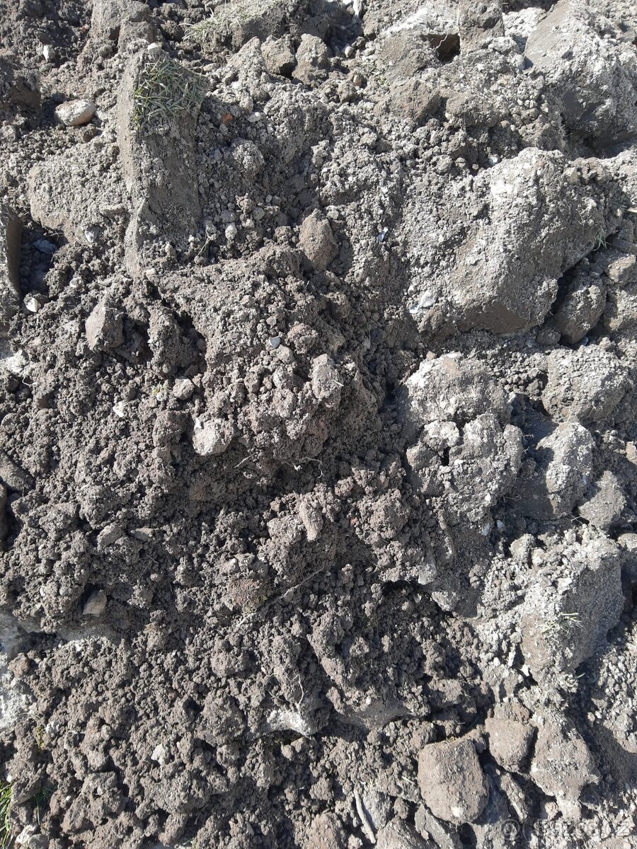 Za odvoz daruji pěknou zeminu na srovnání pozemku - 2