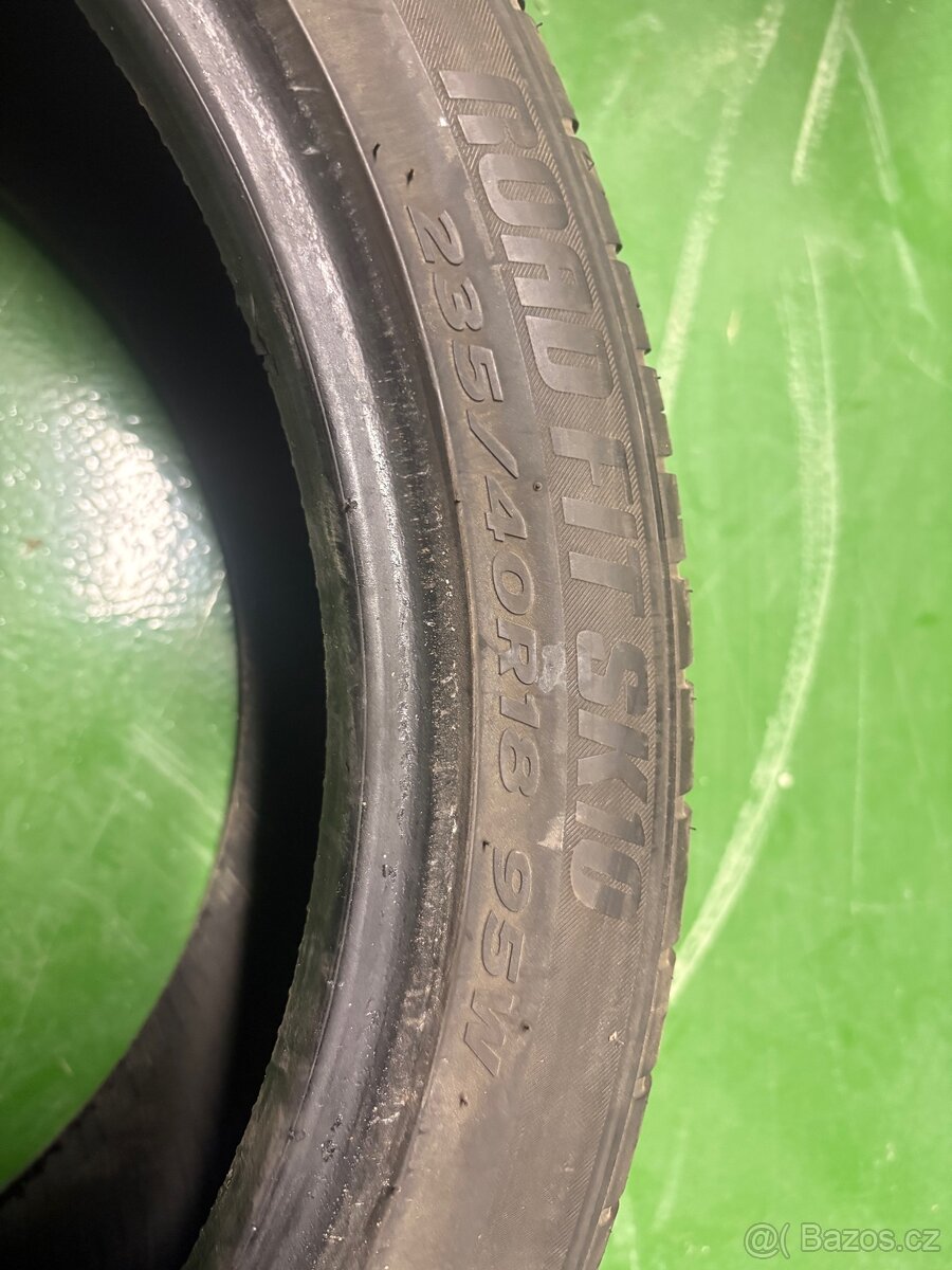 Pneu 235/40R18 - 2