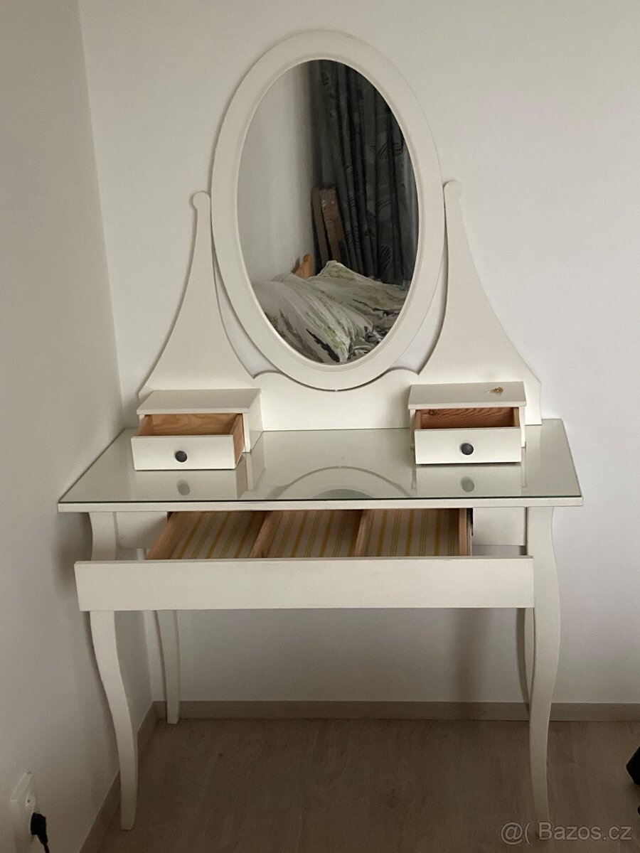 Kosmetický stůl bez židle - 2