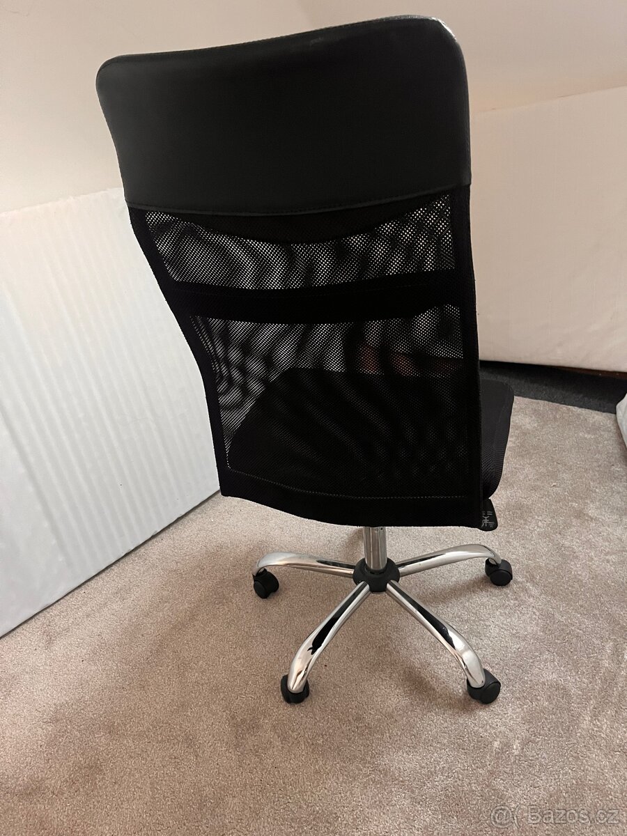 Černá kancelářská židle – otočná, kolečka, síťovaný opěrák - 2