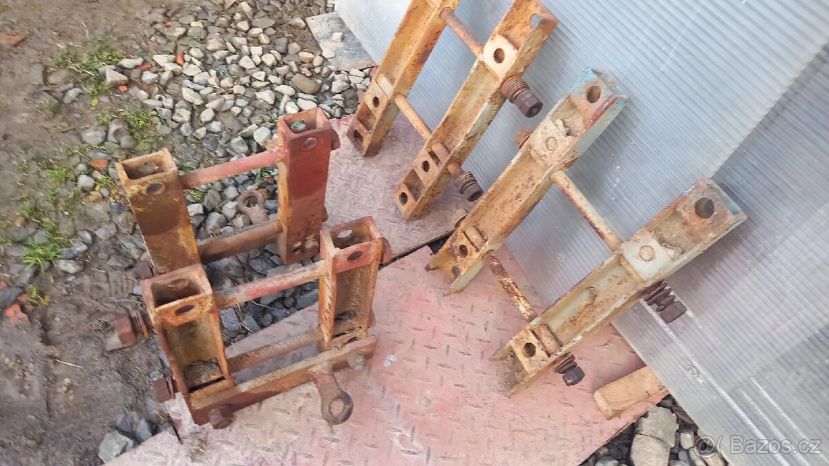 Zetor 25A/K-držáky zadních blatníků - 2