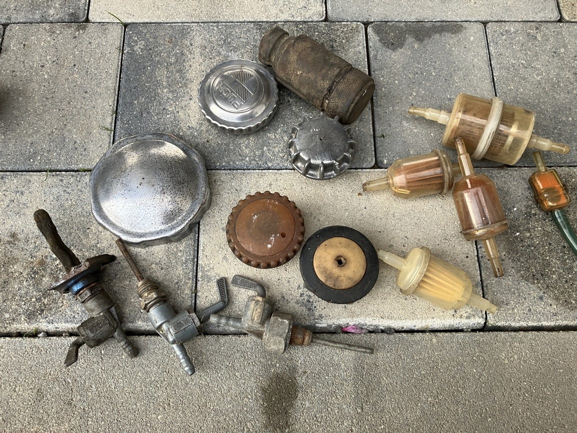 kohouty a víčka - 2