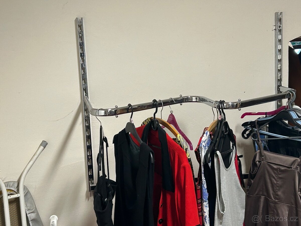 kovový stojan na oblečení na zeď - 2