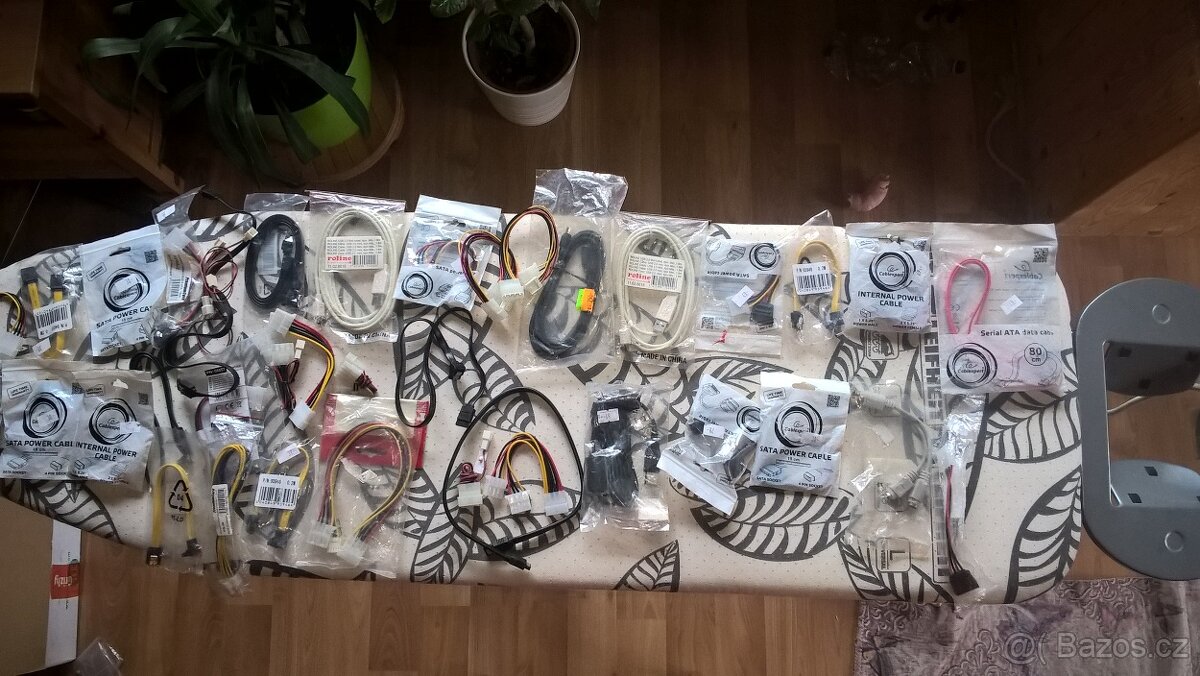 Konvolut kabelů k PC, USB SATA Molex adt - 2