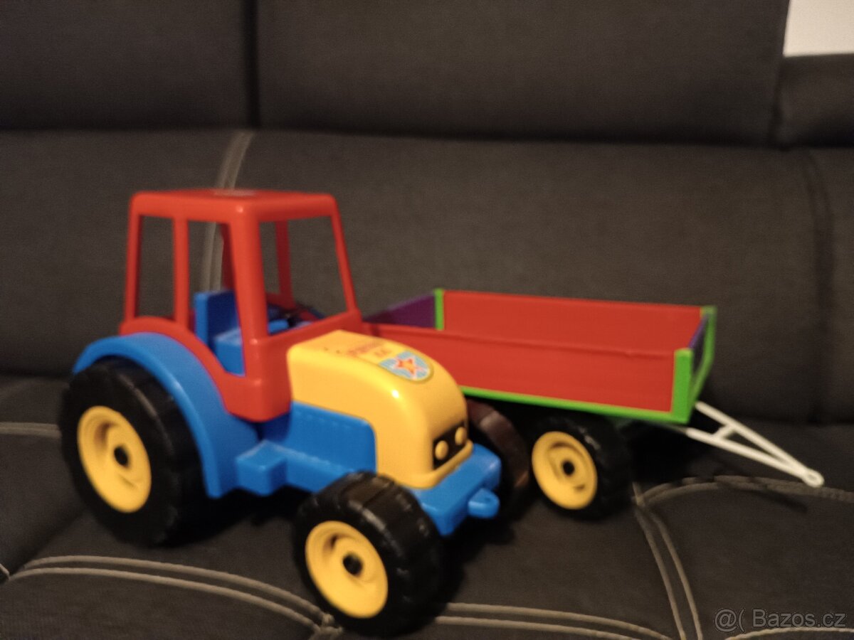 velký traktor s přívěsem - 2
