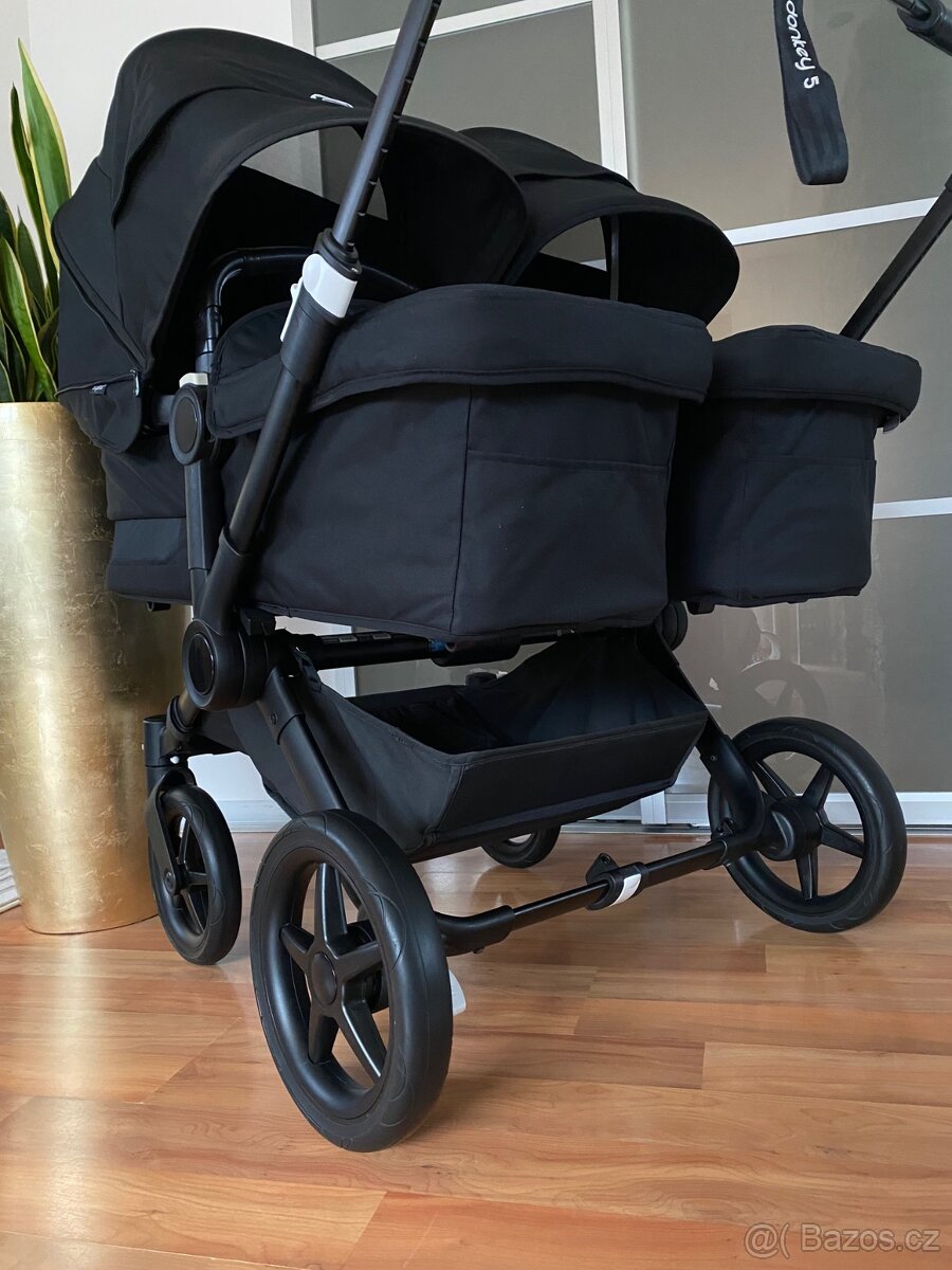 Bugaboo Dokey 5 TWIN all black + adaptér - 2