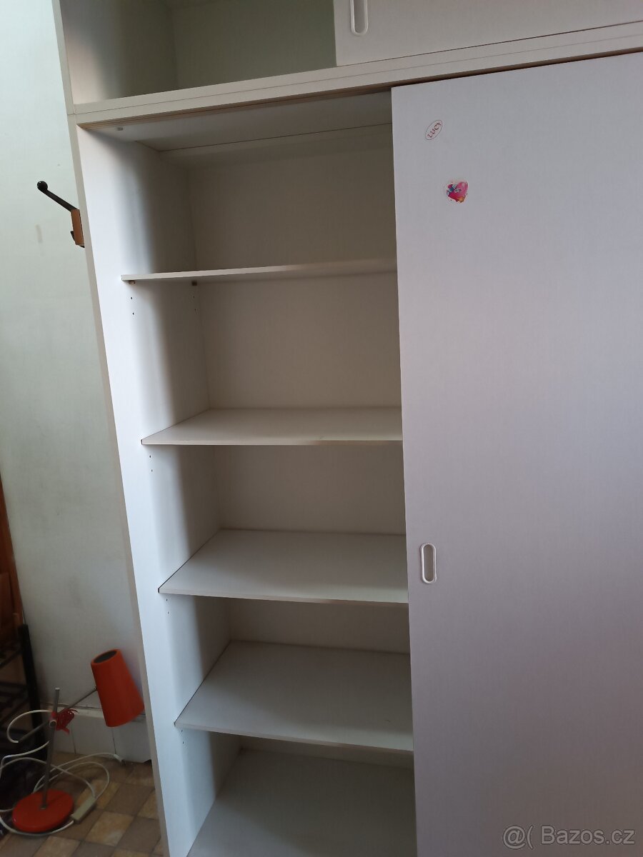 Bílá vysoká skříň - 2