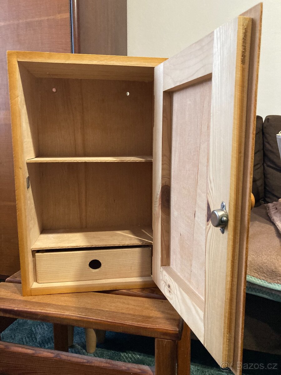 Domácí lékárna dřevěná - 2