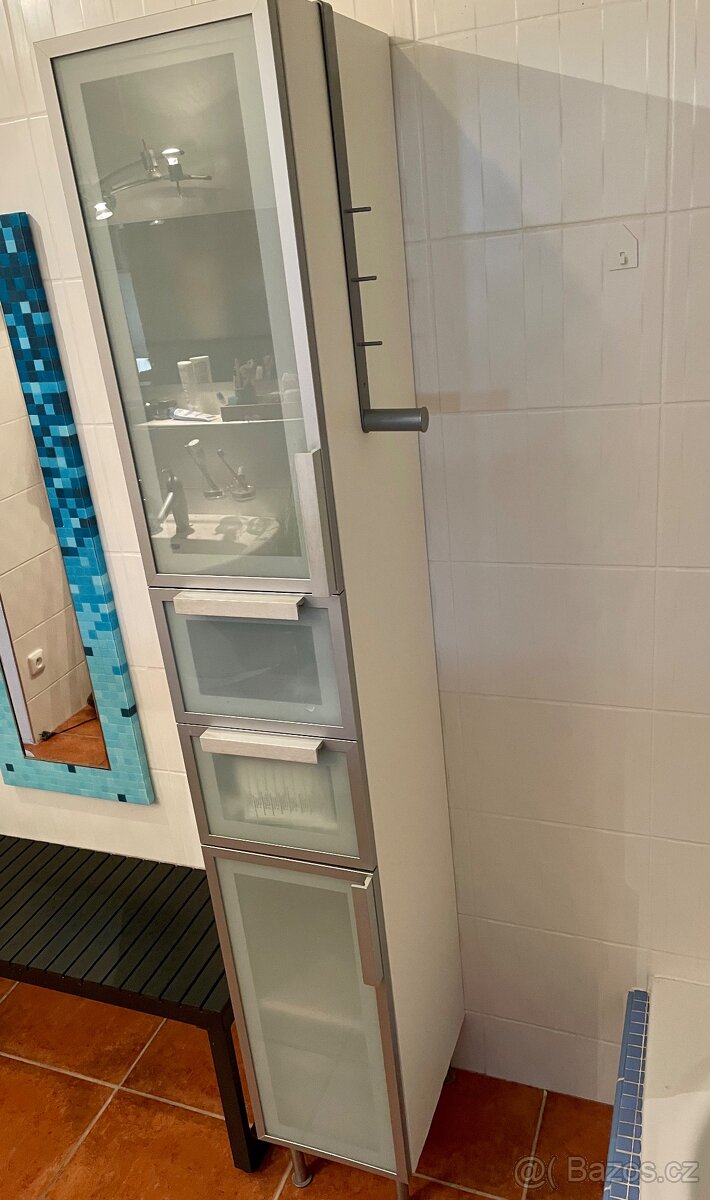 Koupelnova prosklena skrin - 2