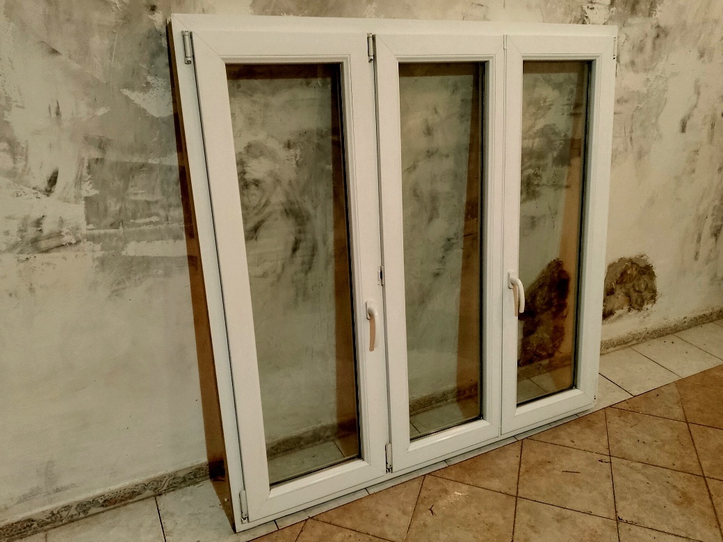 Okno 156 x 162 cm, doprava. - 2