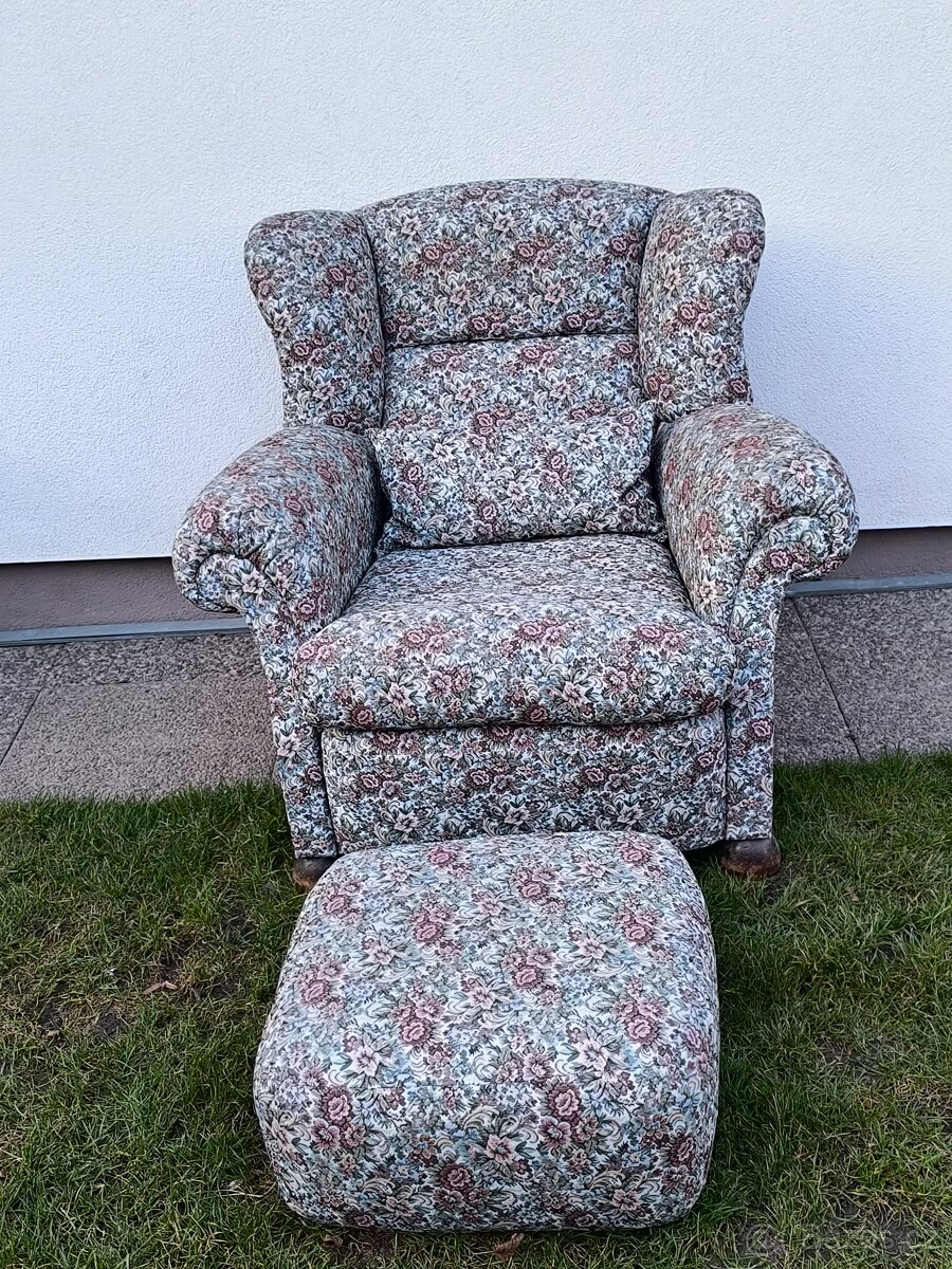 Prodám starožitné křeslo Ušák - 2