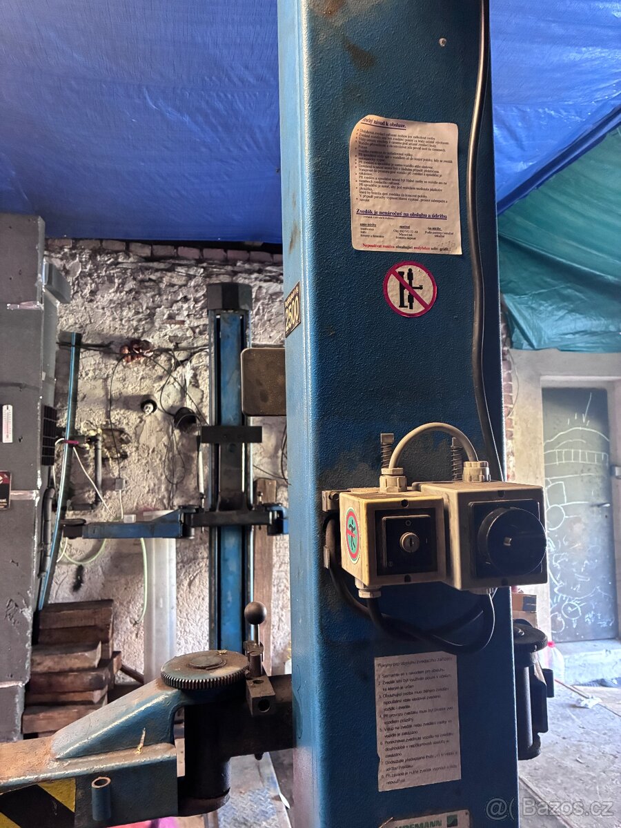 Dvousloupovy zvedak 2,5t - 2