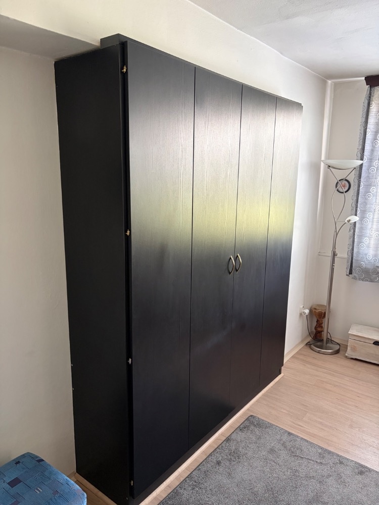 Sklápěcí postel uložená ve skříni - 2