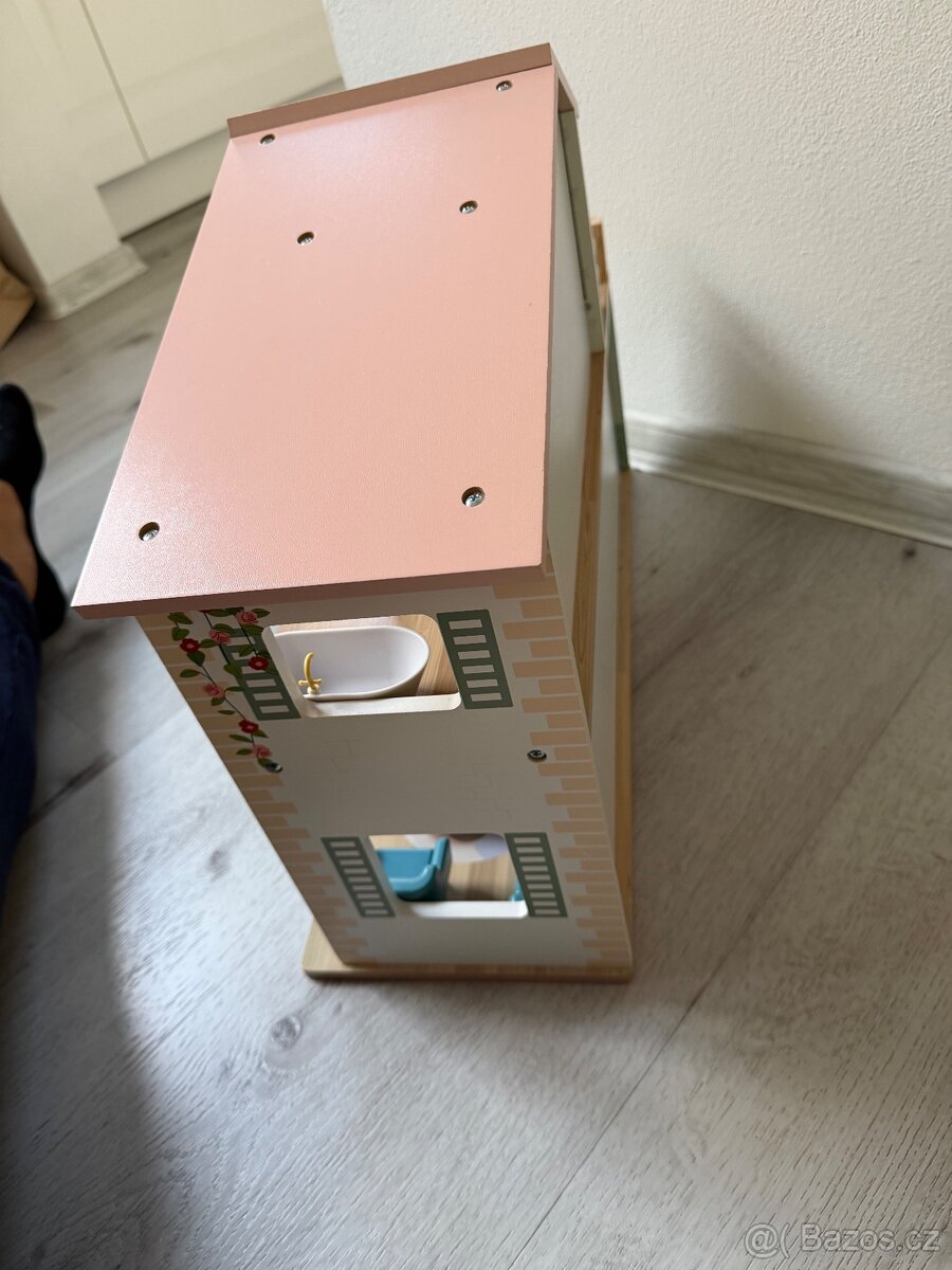 Dřevěný domeček pro panenky - 2