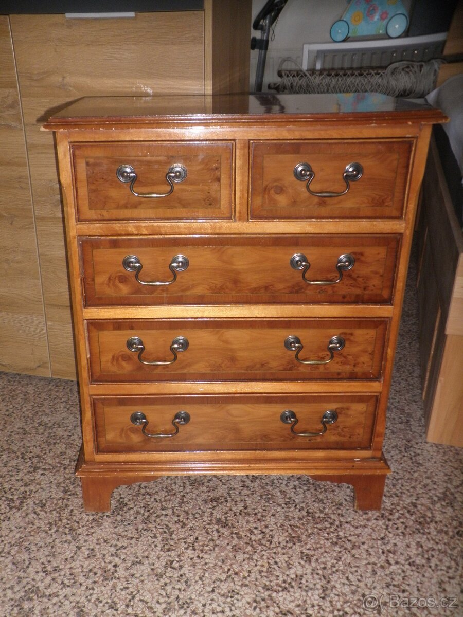 Menší skříňka nebo komoda v rustikálním stylu - 2