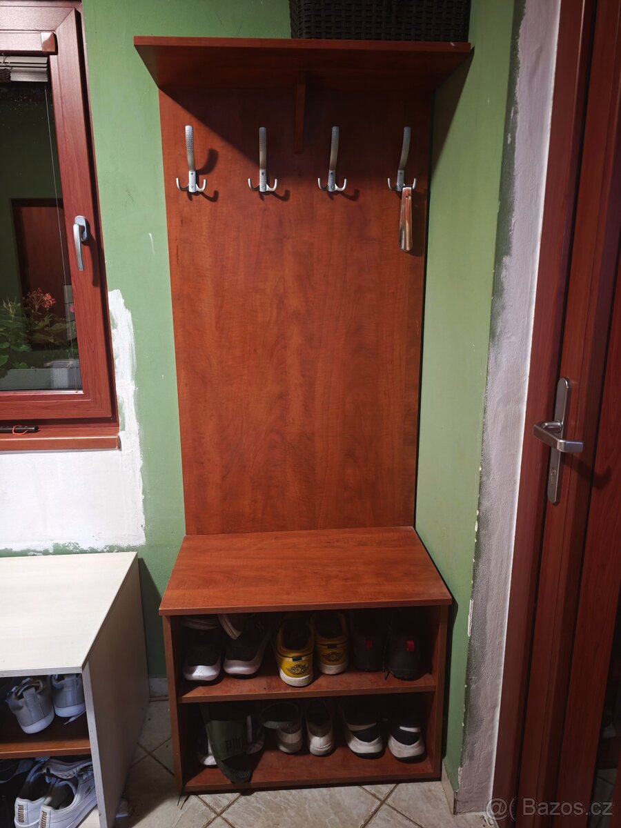 Šatní skříň a předsíňový věšák - 2