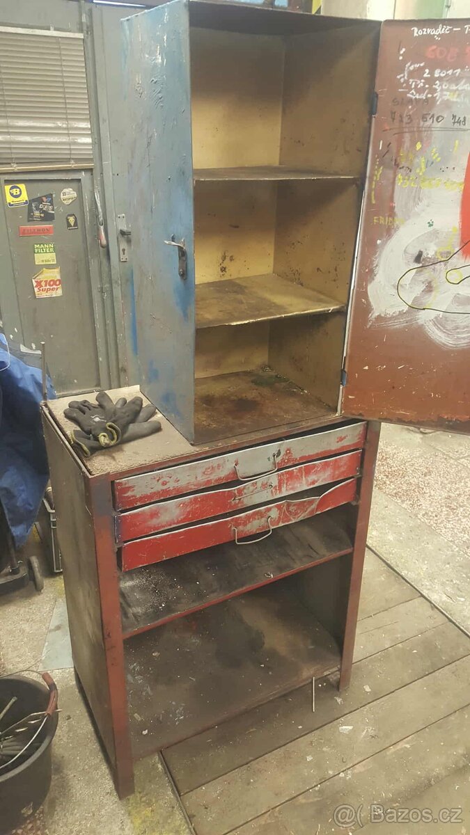 Plechová skříňka a stolek s šuplíky - 2