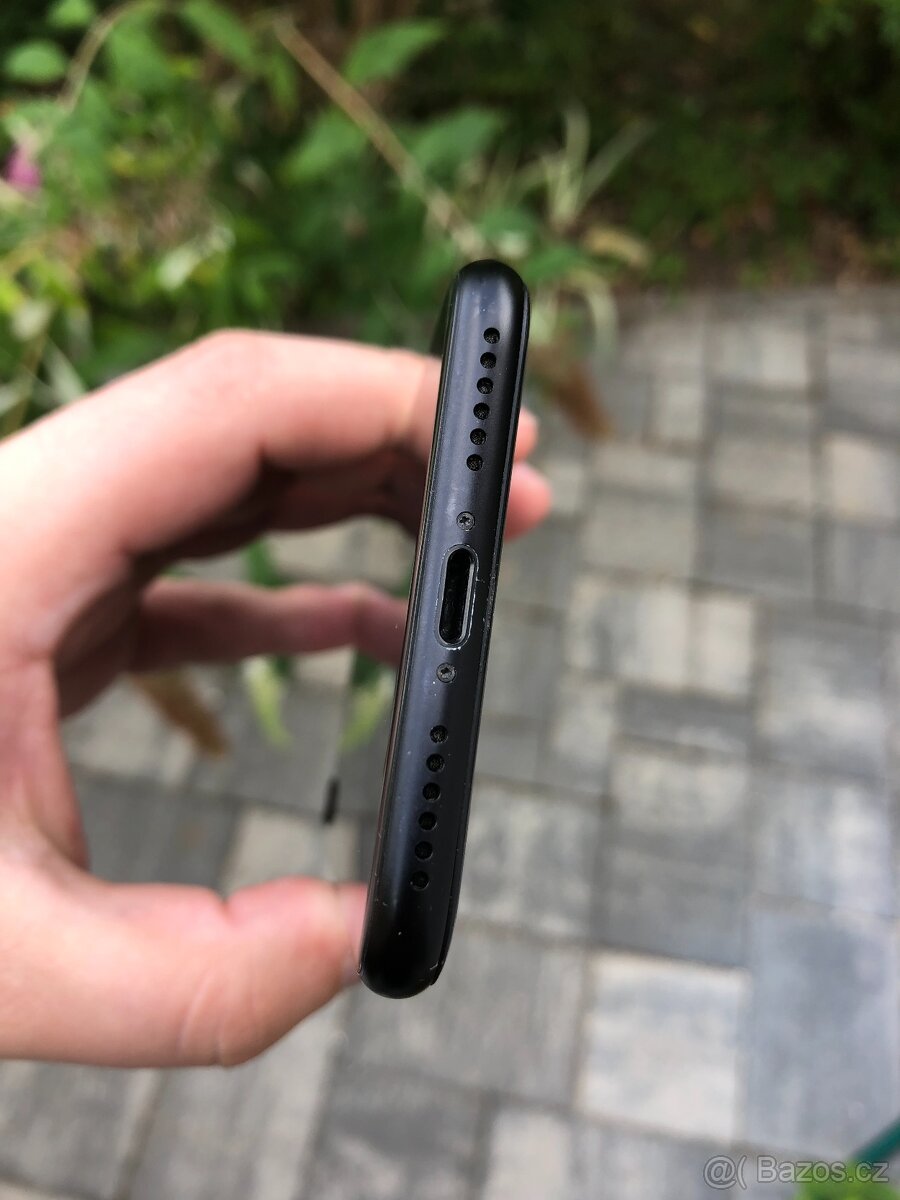 iPhone SE 2020 64Gb v hezkém stavu...černý - 2