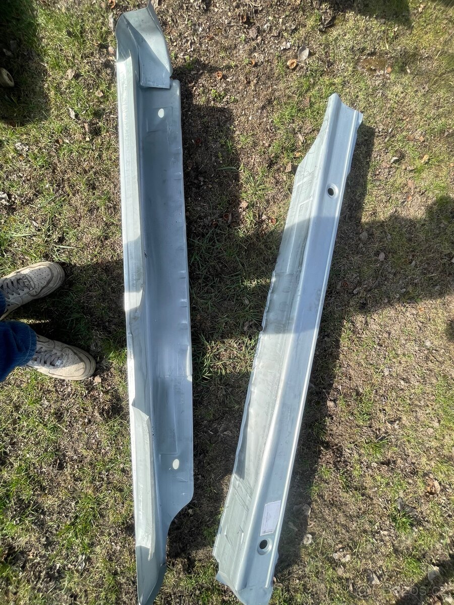 BMW e36 sedan práhy - 2